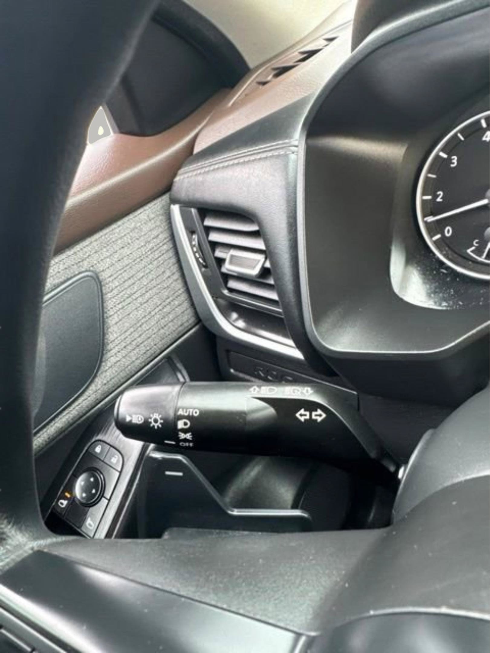 Used 2023 Nissan Rogue S AWD/4WD image 18
