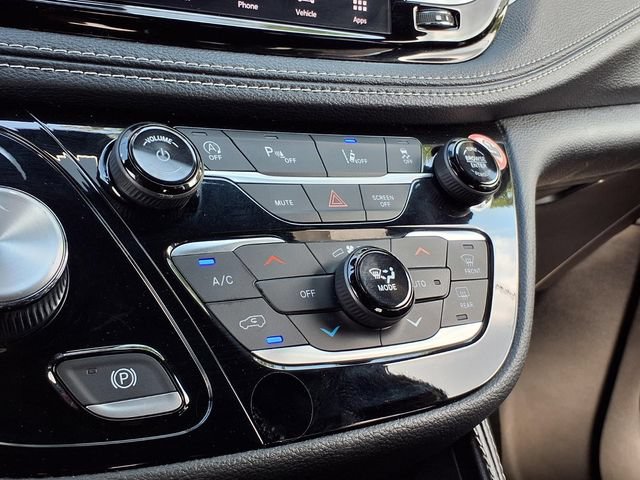 Used 2026 Chrysler Pacifica Limited w/ S Appearance Package FWD image 15