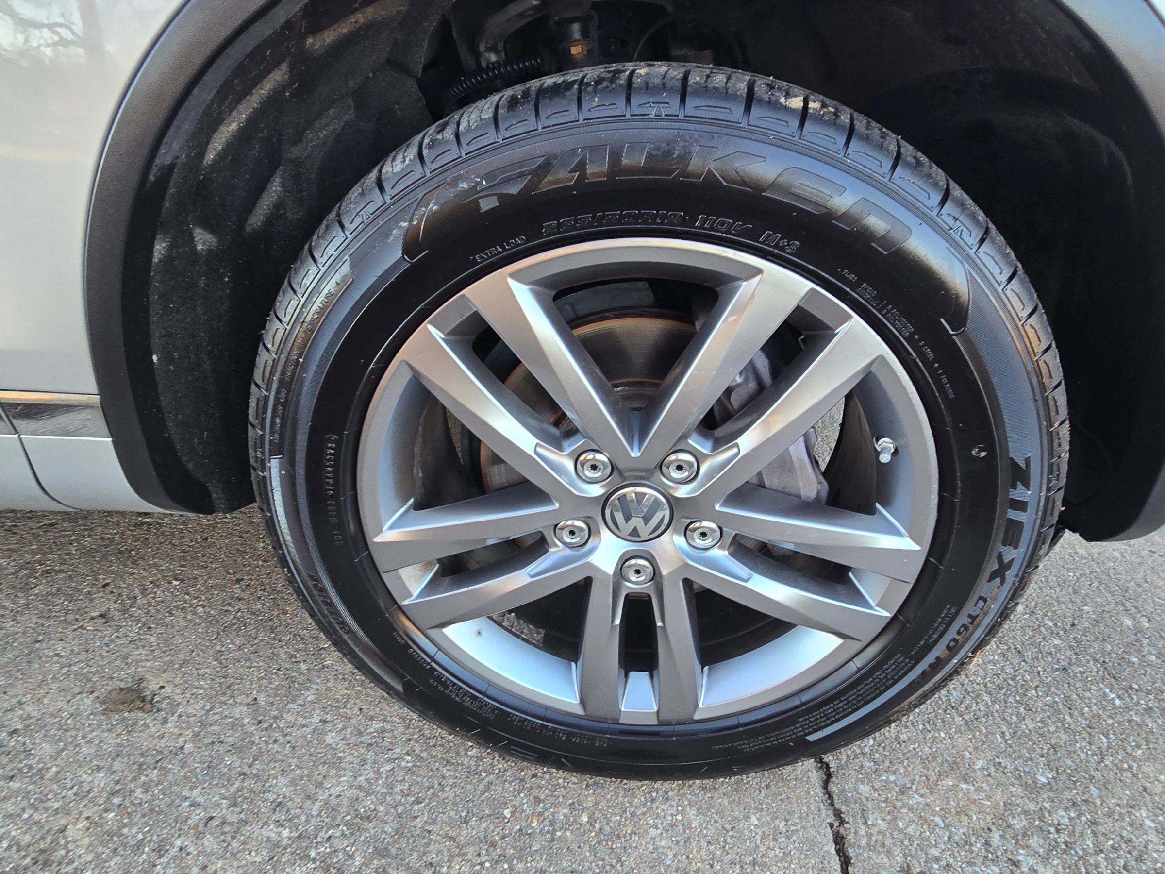 Used 2016 Volkswagen Touareg VR6 image 29