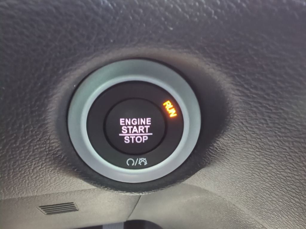 Used 2025 Chrysler Pacifica Select image 30