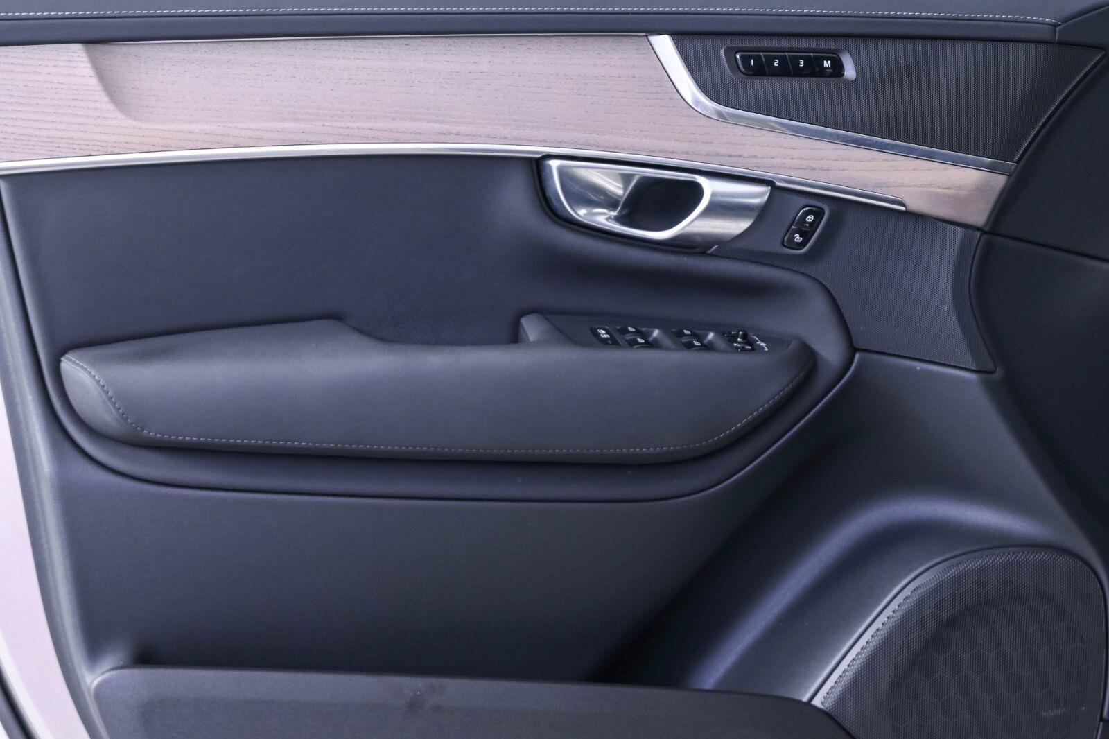 Certified 2025 Volvo XC90 T8 Core AWD/4WD image 6