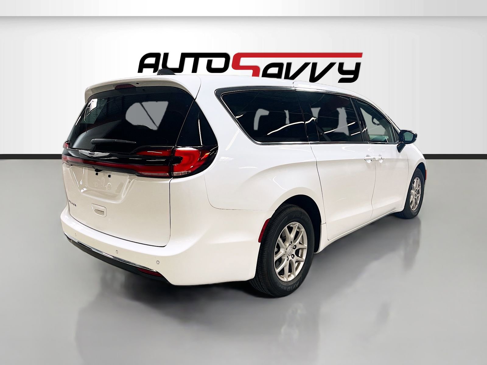 Used 2026 Chrysler Pacifica Select image 7