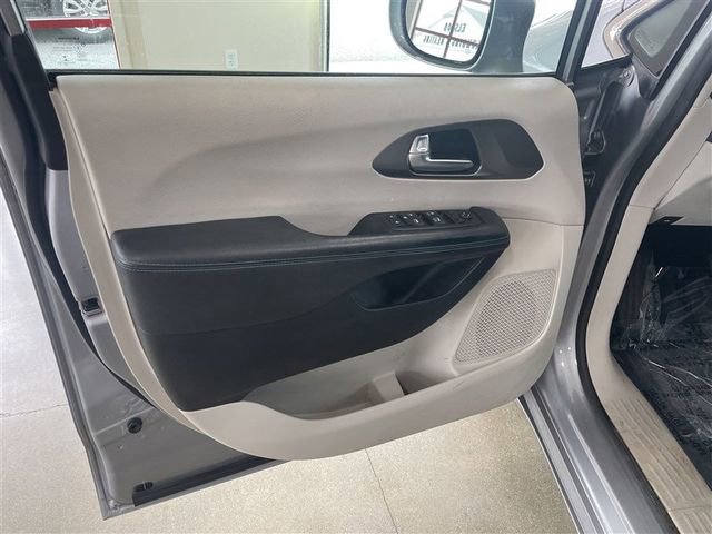 Used 2021 Chrysler Pacifica Touring image 11