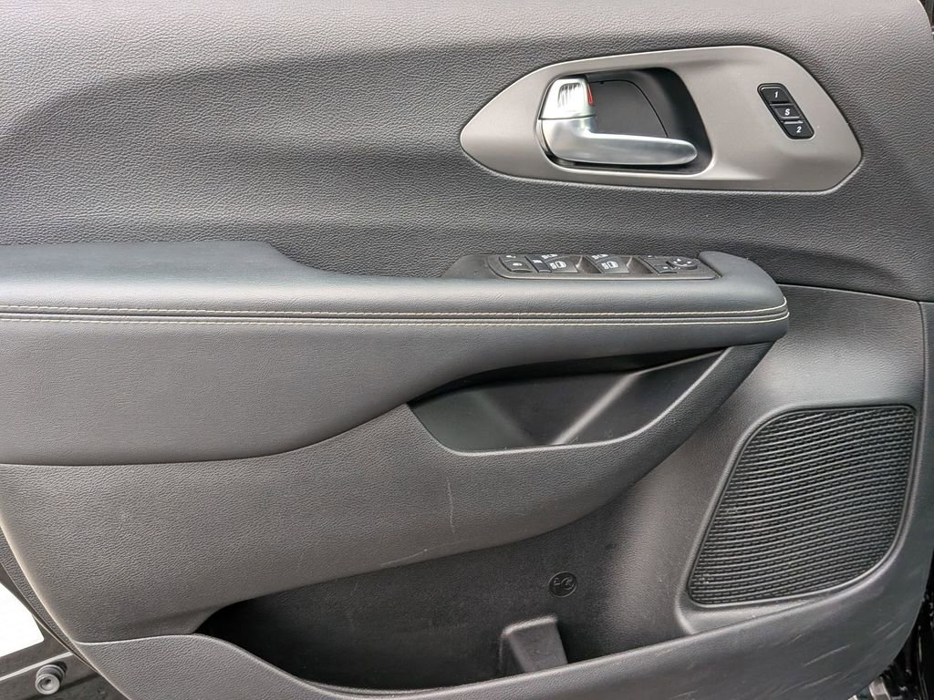 Used 2025 Chrysler Pacifica Select image 11