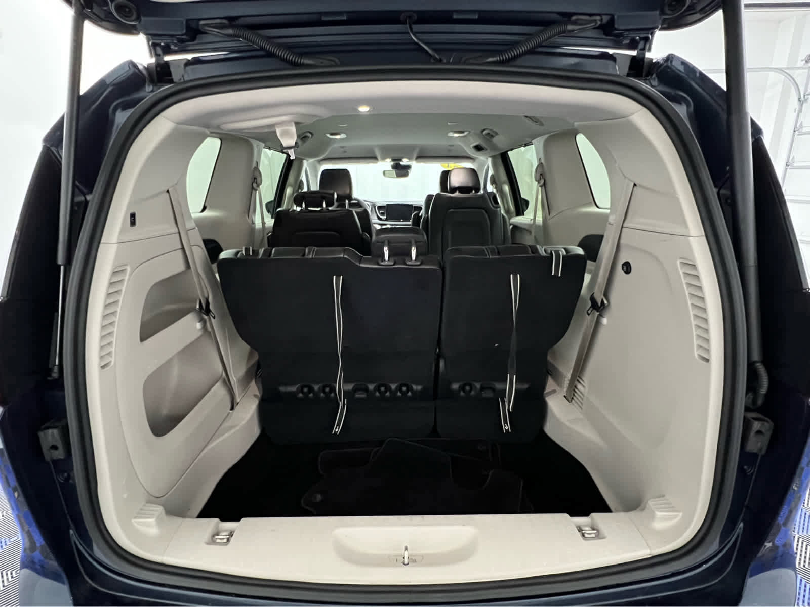 Used 2024 Chrysler Pacifica Touring-L image 7