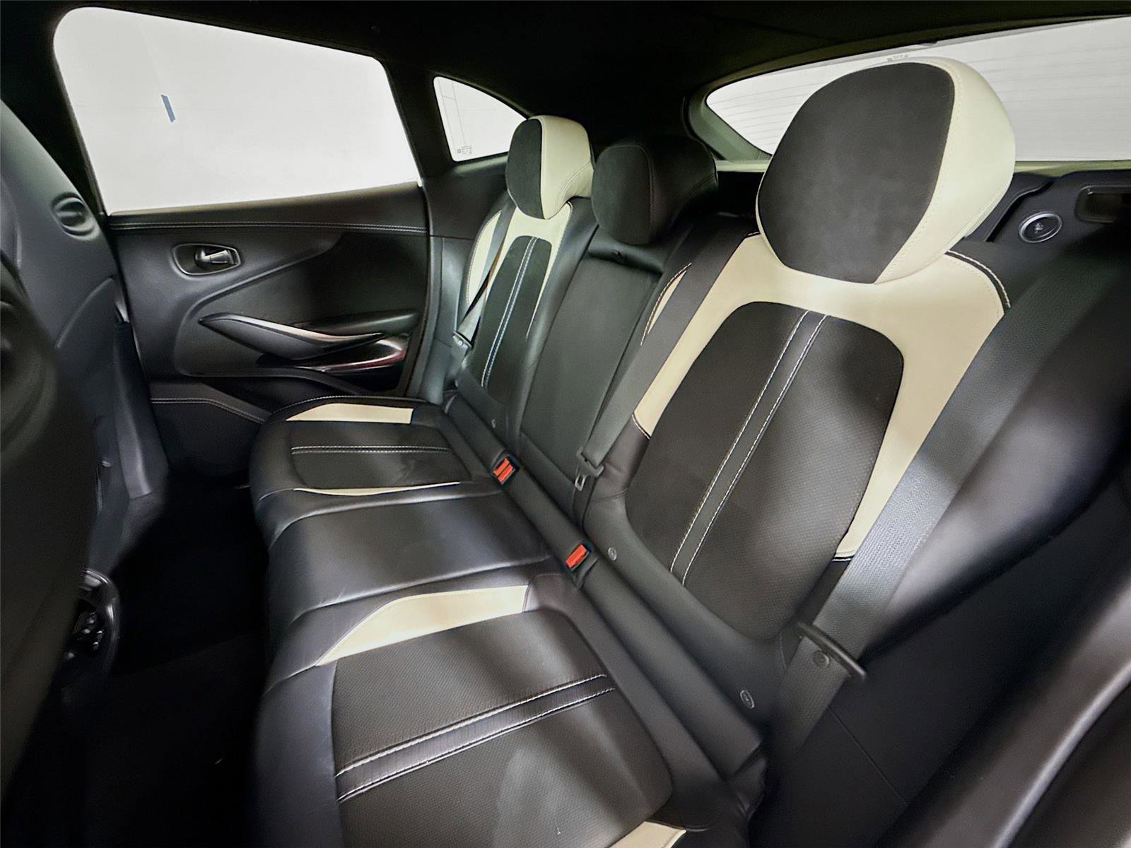 Used 2022 Aston Martin DBX image 4