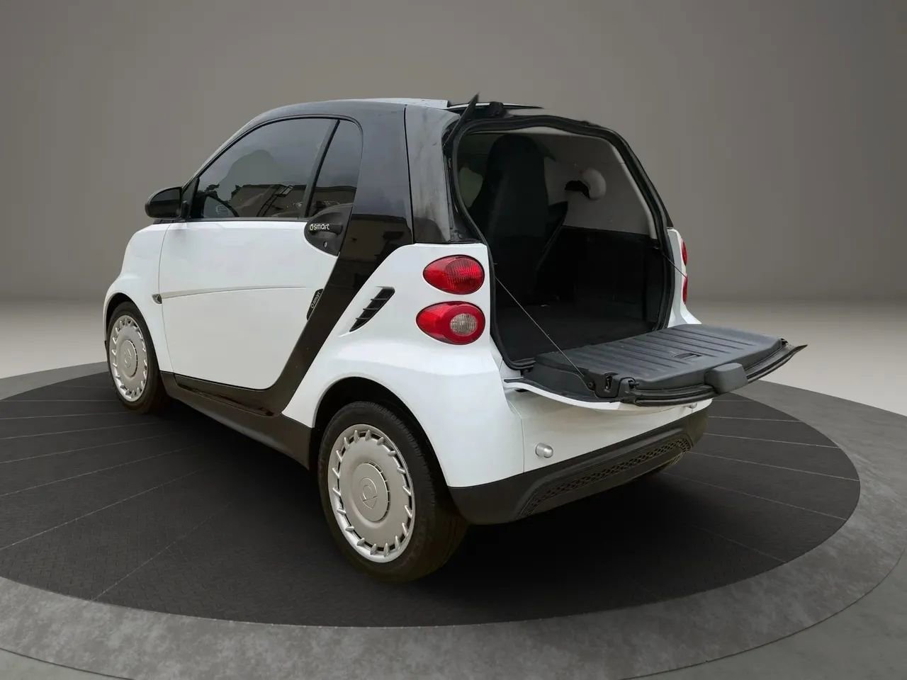 Used 2015 smart fortwo passion image 32