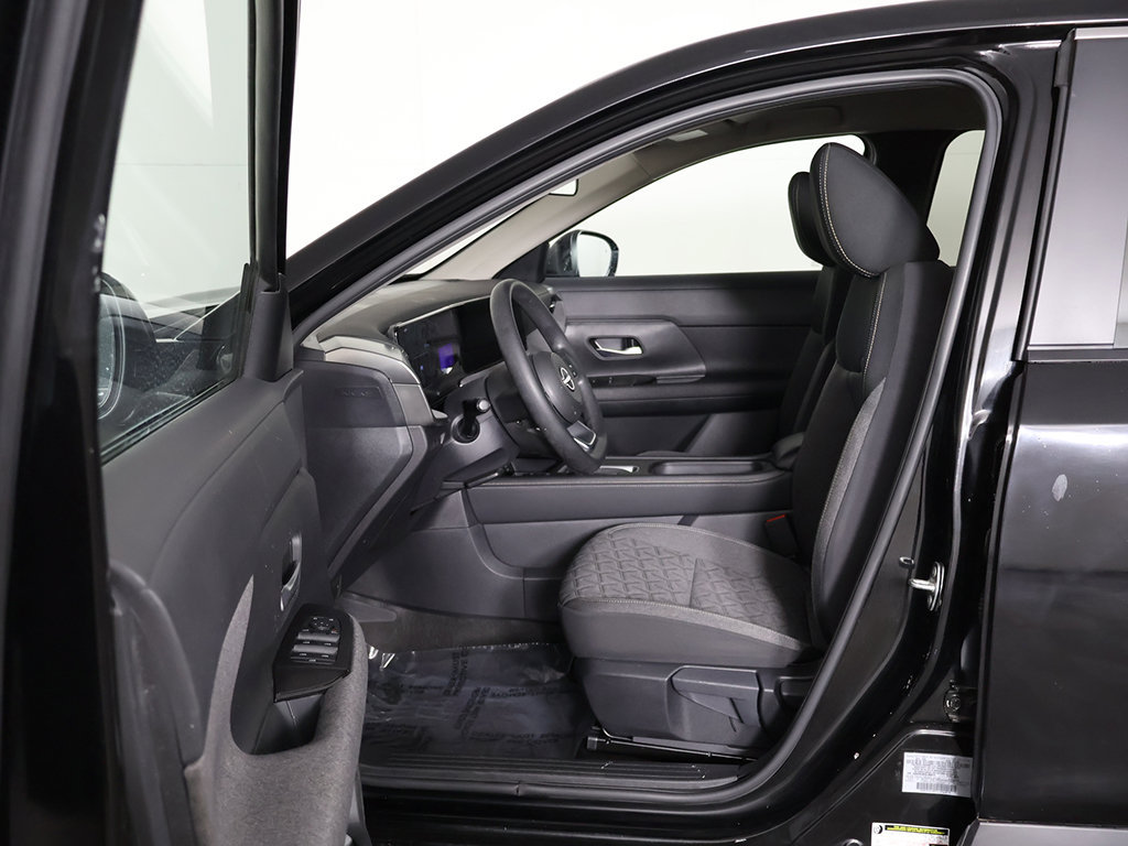 Used 2025 Nissan Kicks SV AWD/4WD image 28