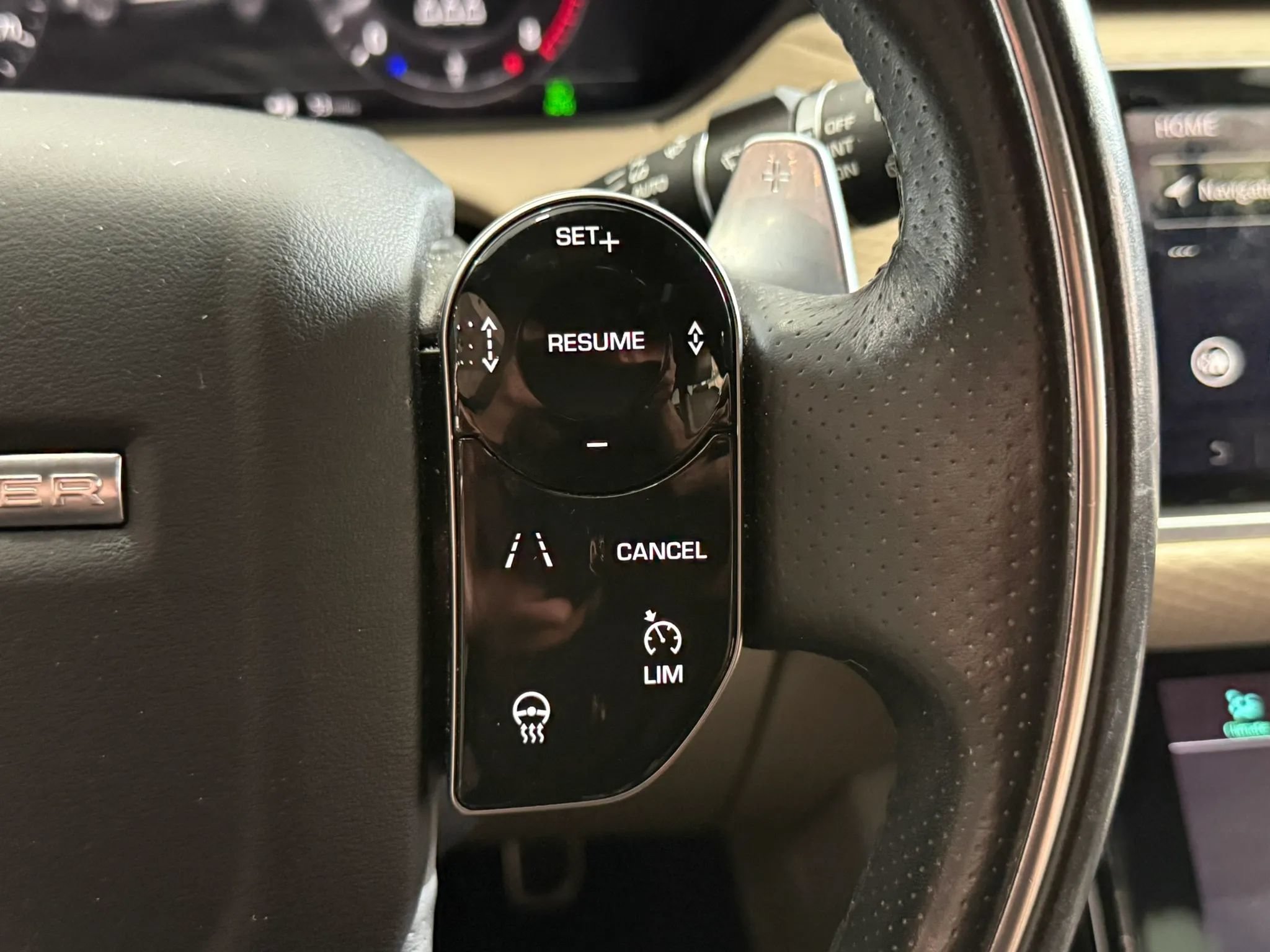 Used 2019 Land Rover Range Rover Velar R-Dynamic SE AWD/4WD image 13