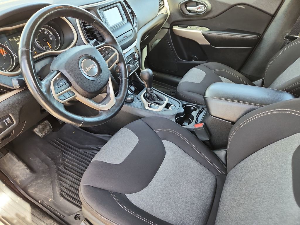 Used 2017 Jeep Cherokee Sport w/ Cold Weather Group image 10