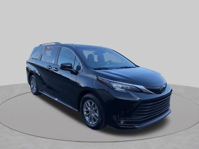Used 2026 Toyota Sienna XLE FWD image 7