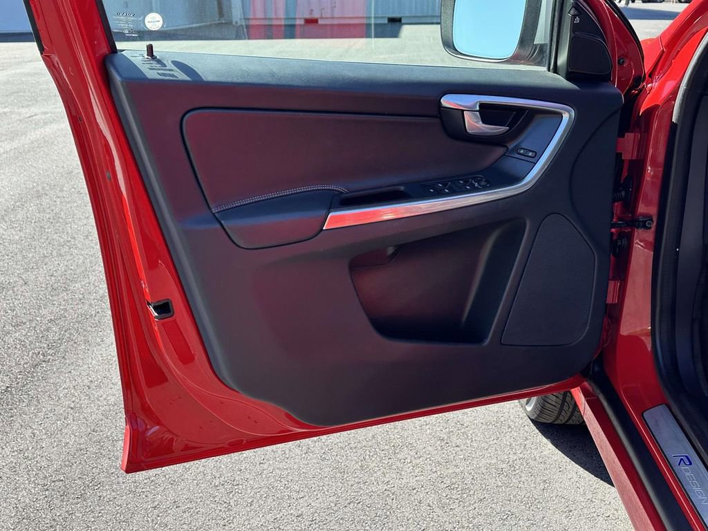 Used 2017 Volvo XC60 T6 R-Design w/ Climate Package image 5