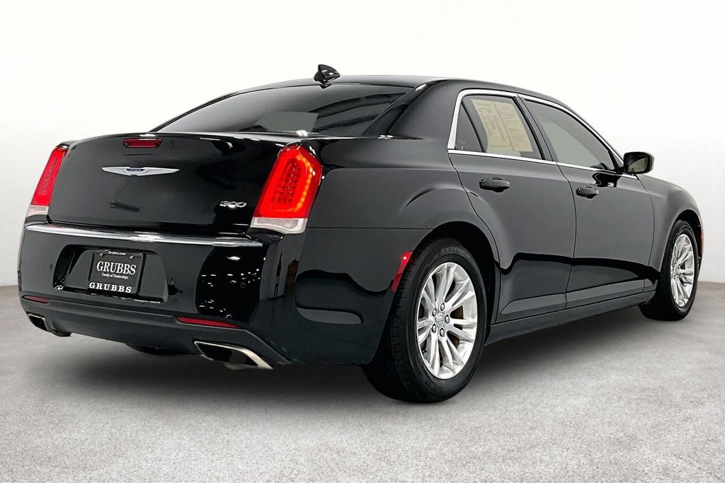 Used 2021 Chrysler 300 Touring L RWD image 2