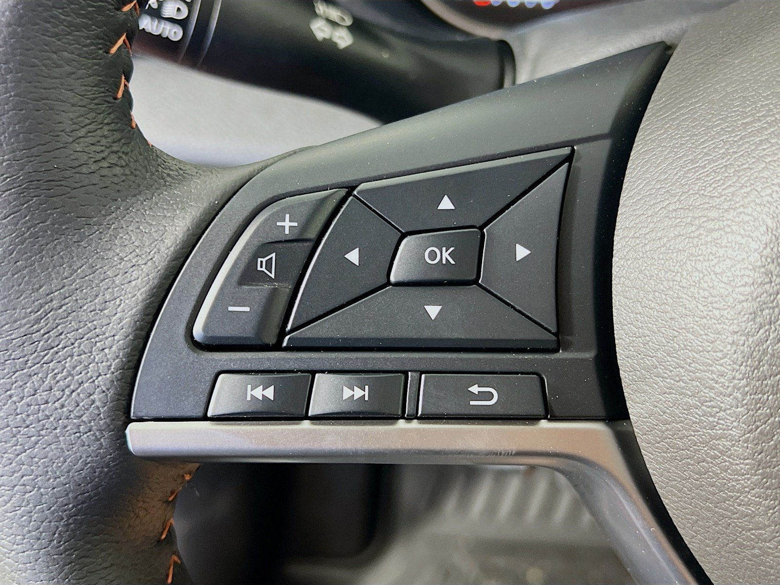 New 2025 Nissan Versa SR w/ Trunk Package FWD image 13