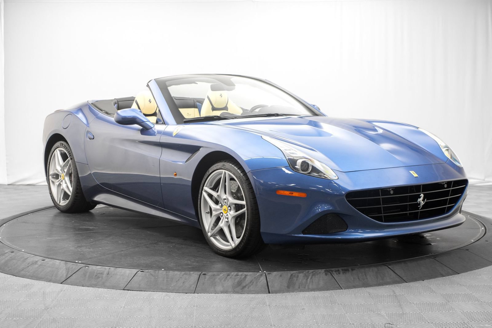 Used 2016 Ferrari California T RWD image 17