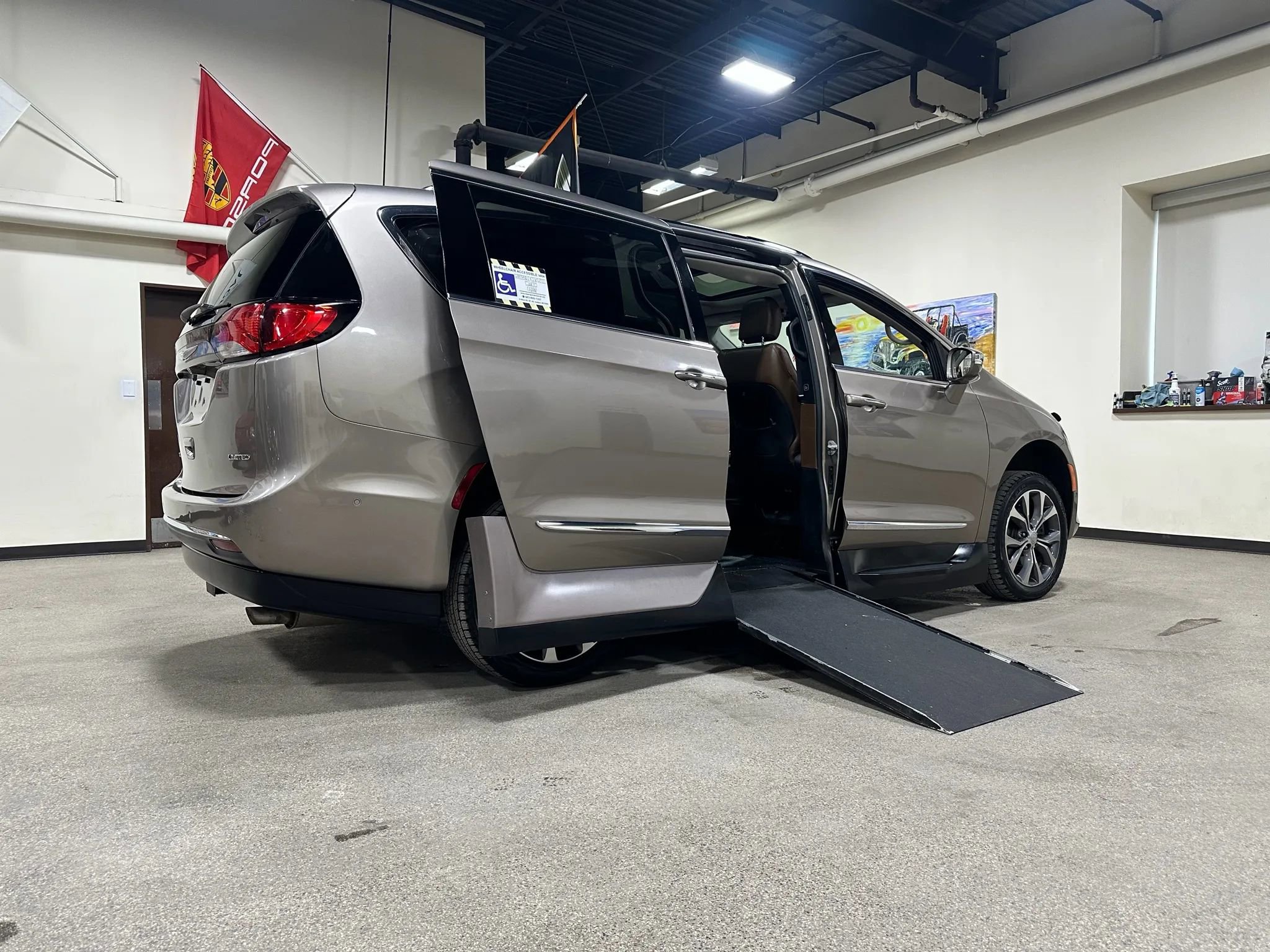 Used 2017 Chrysler Pacifica Limited w/ Advanced Safetytec Group image 56