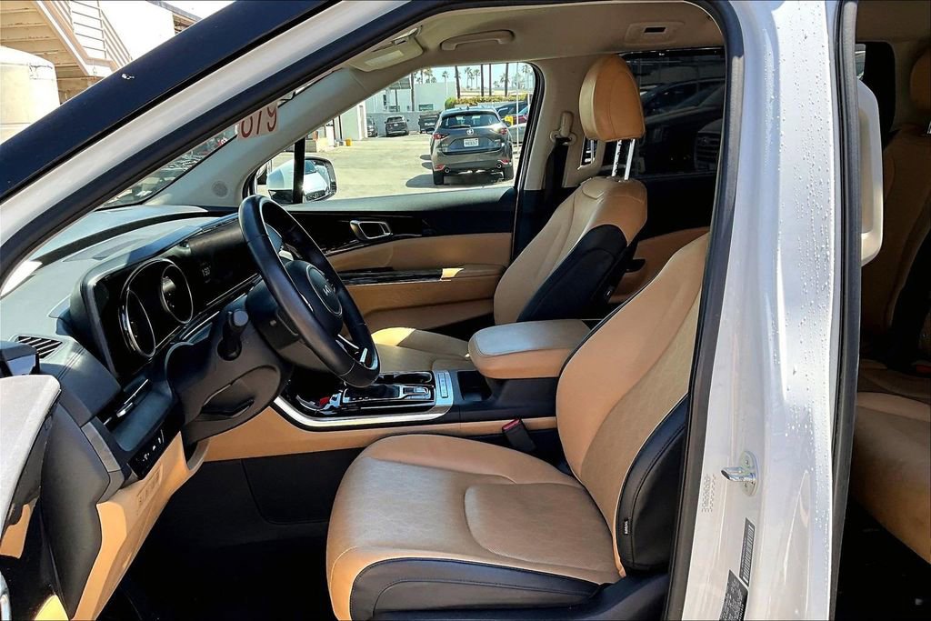 Used 2024 Kia Carnival EX image 16