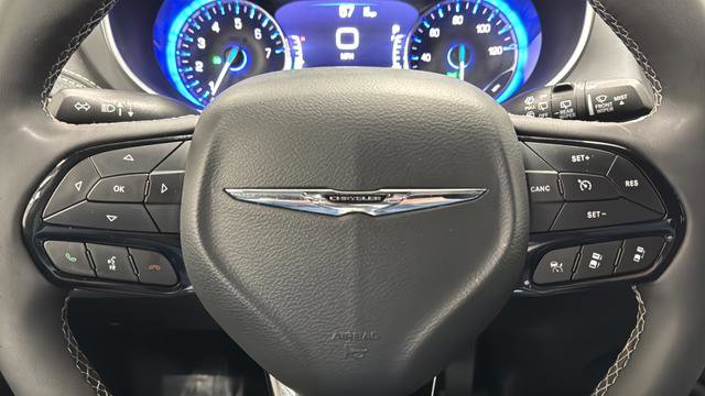 Used 2025 Chrysler Pacifica Limited image 16