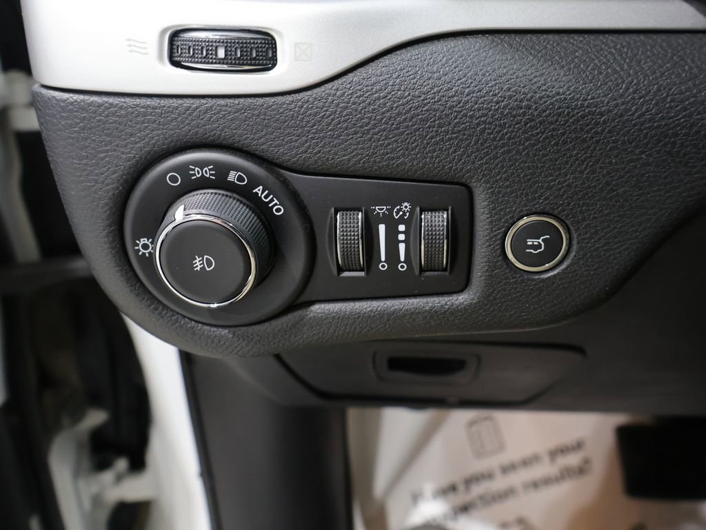 Used 2016 Jeep Cherokee Trailhawk w/ Comfort/Convenience Group image 32