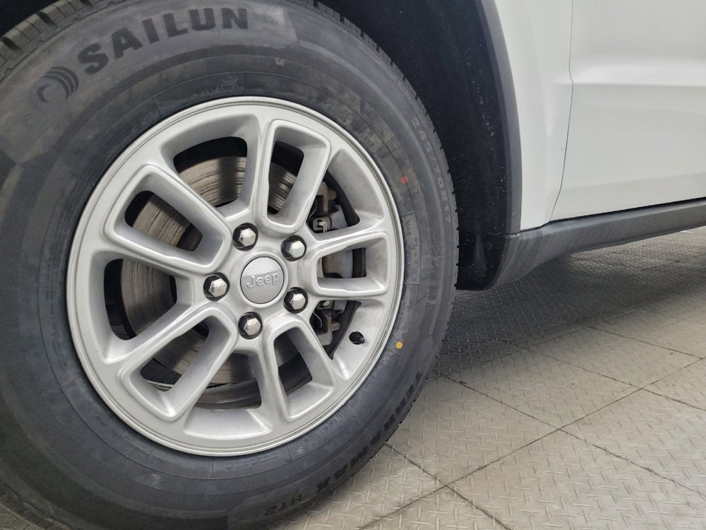 Used 2019 Jeep Grand Cherokee Laredo RWD image 31