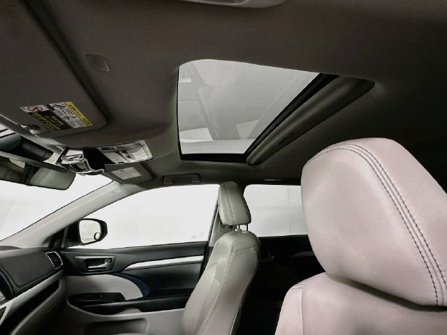 Used 2019 Toyota Highlander XLE AWD/4WD image 18