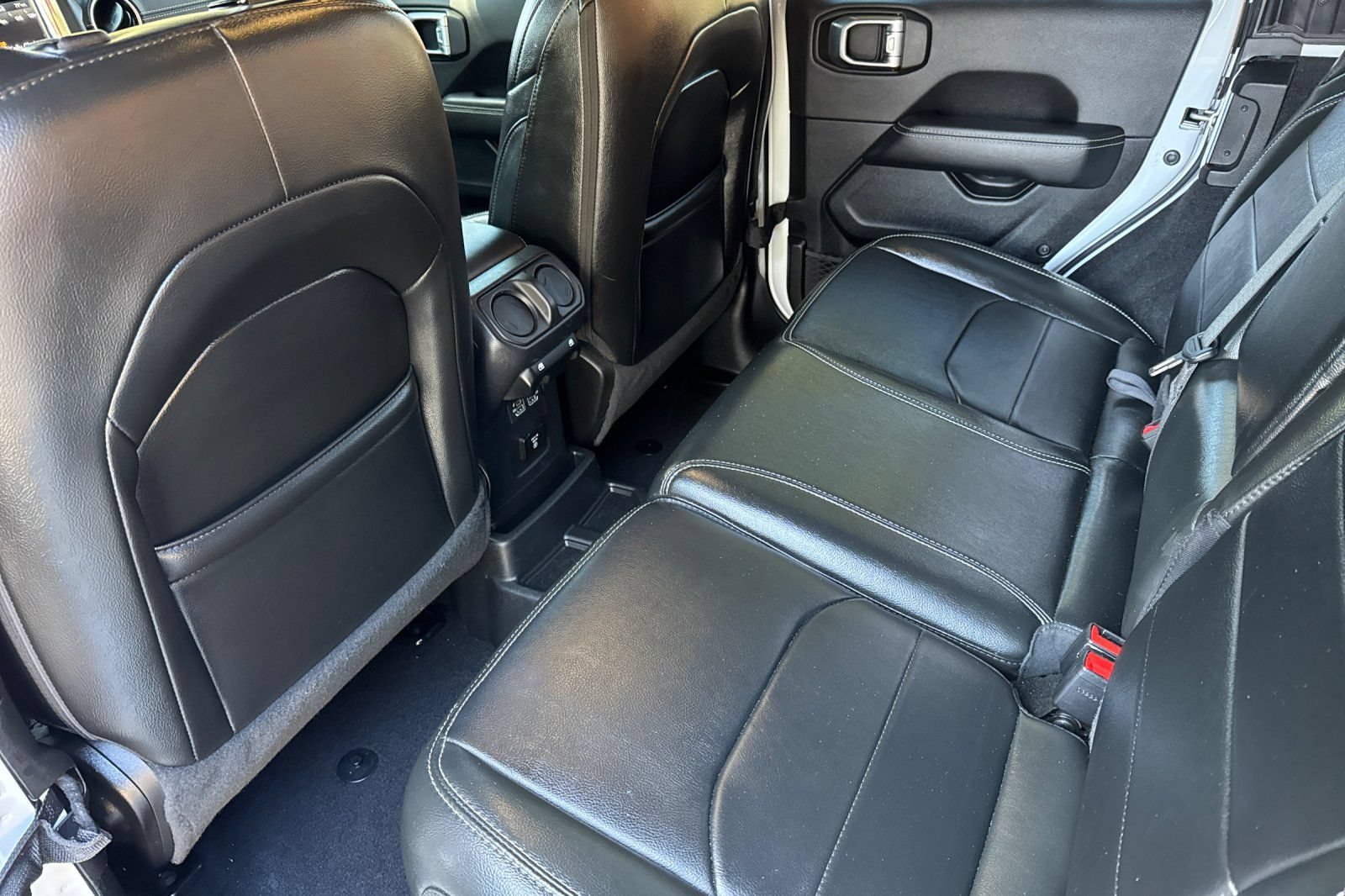 Used 2022 Jeep Wrangler Unlimited Sahara w/ Cold Weather Group AWD/4WD image 11