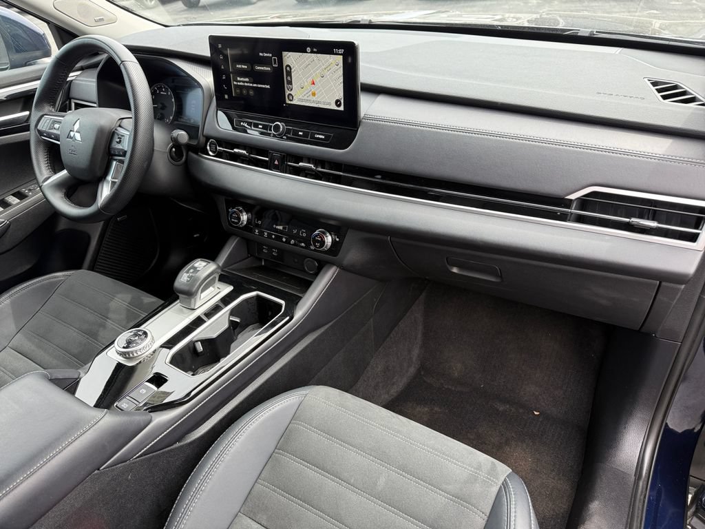 Used 2025 Mitsubishi Outlander SE AWD/4WD image 17