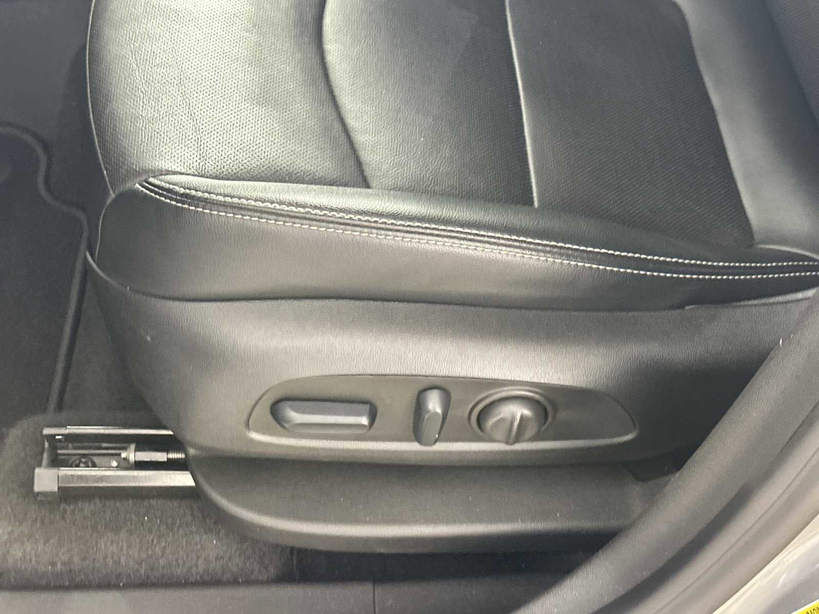 Used 2024 GMC Terrain SLT AWD/4WD image 12