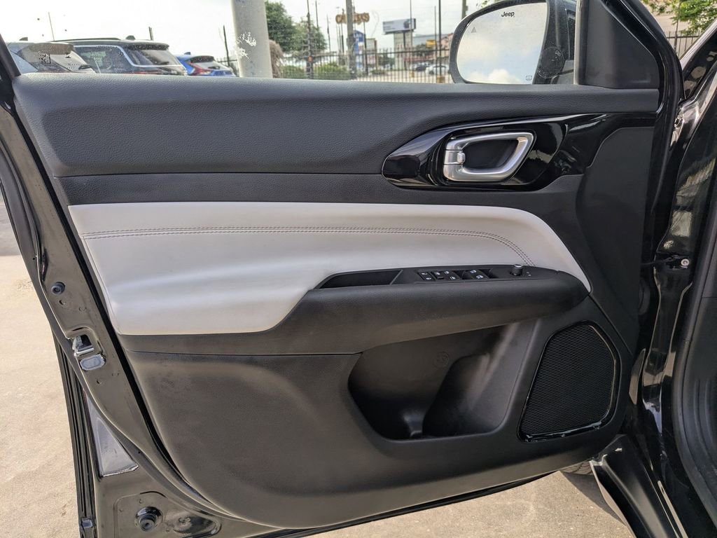 Used 2025 Jeep Compass Limited AWD/4WD image 11