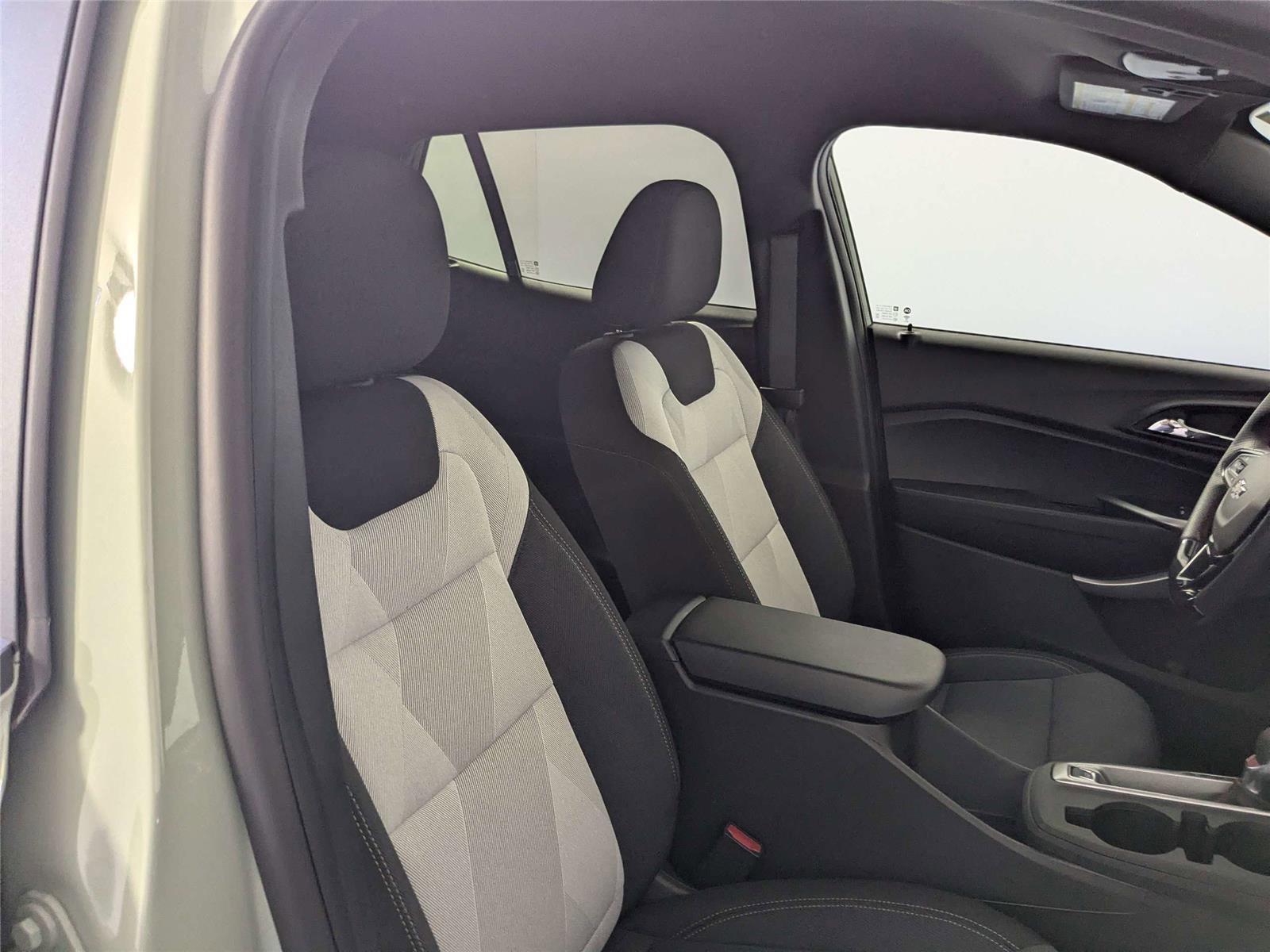 Used 2024 Chevrolet Trax RS w/ Driver Confidence Package image 32