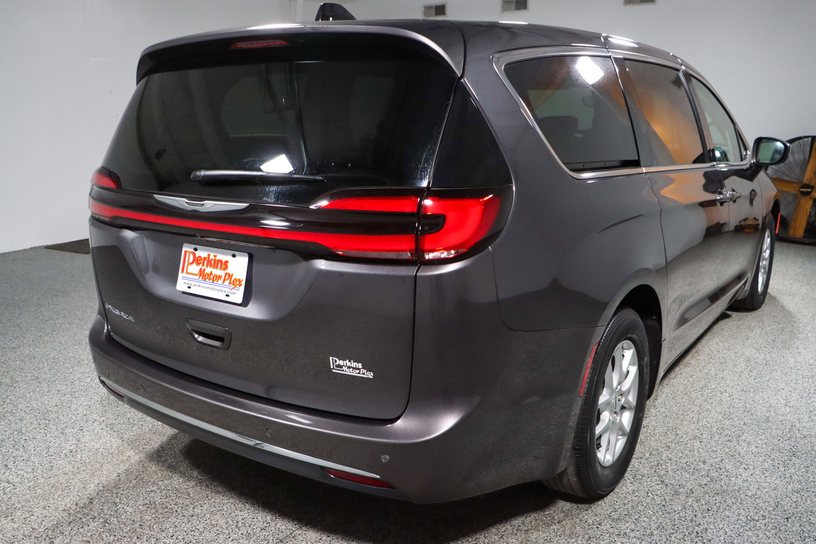 Used 2023 Chrysler Pacifica Touring-L image 7