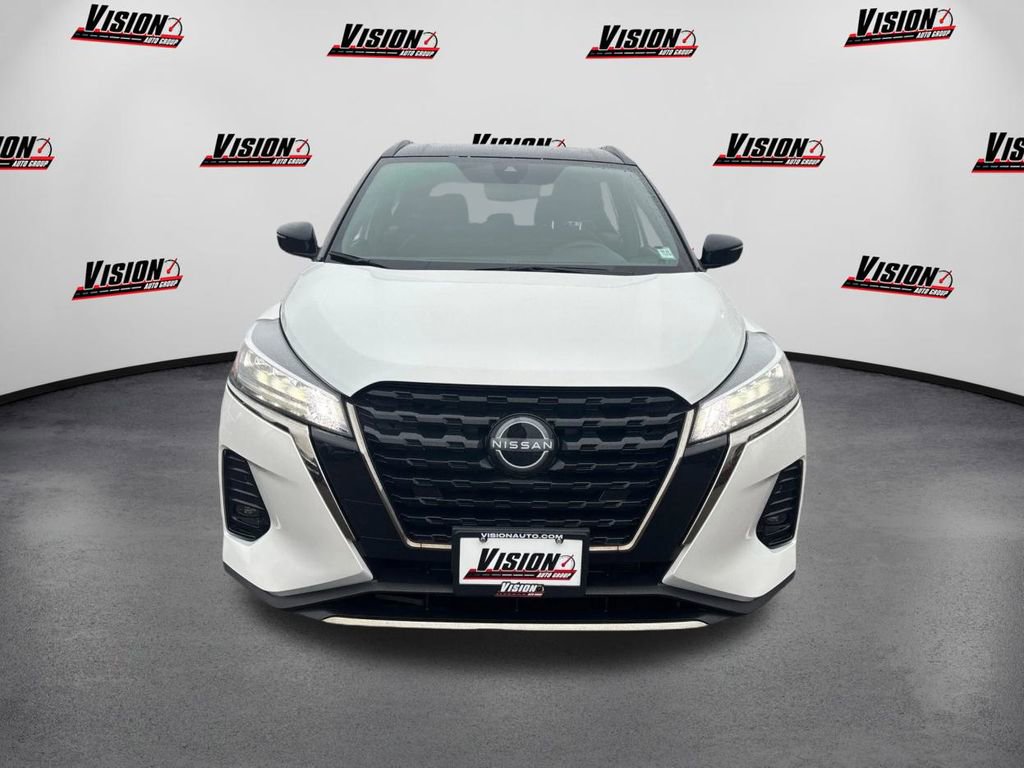 Used 2024 Nissan Kicks SR image 2