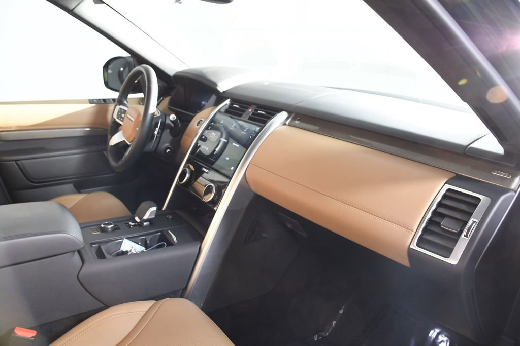 Used 2024 Land Rover Discovery Metropolitan Edition image 19