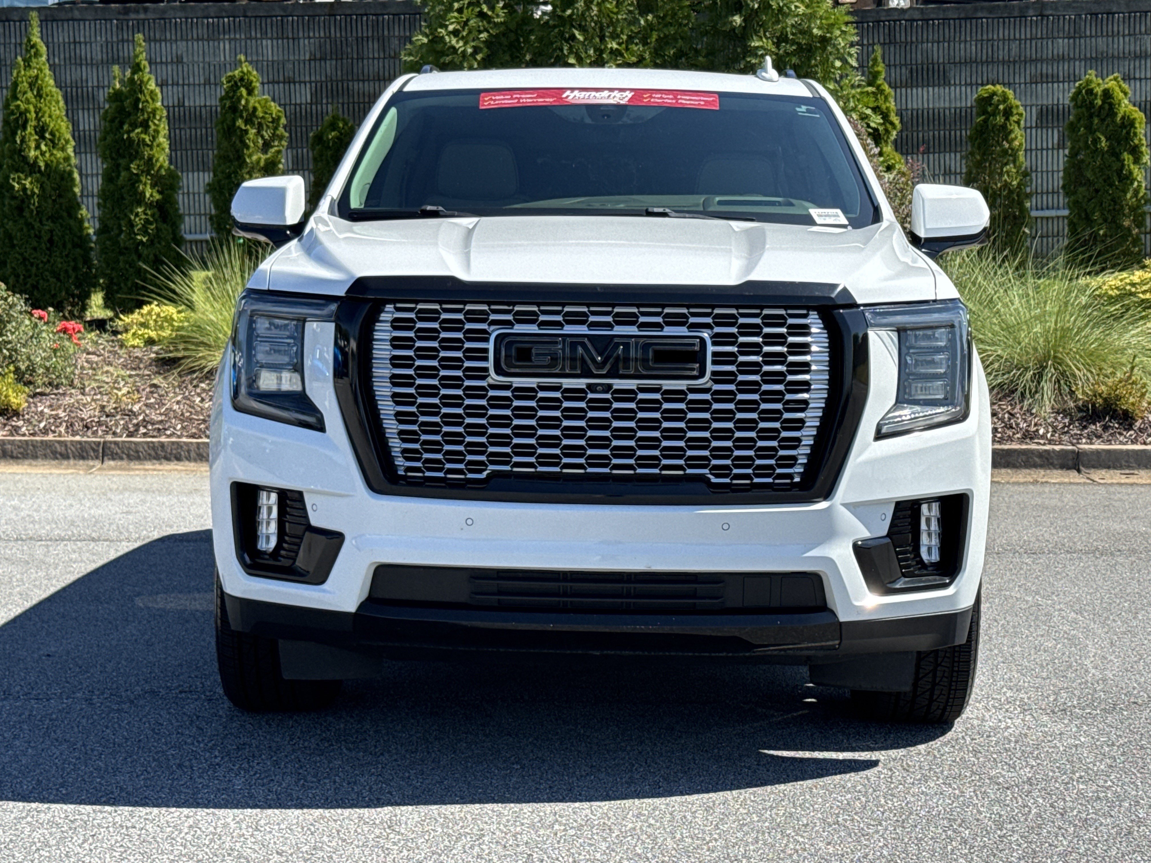 Used 2021 GMC Yukon Denali w/ Denali Premium Package AWD/4WD image 3