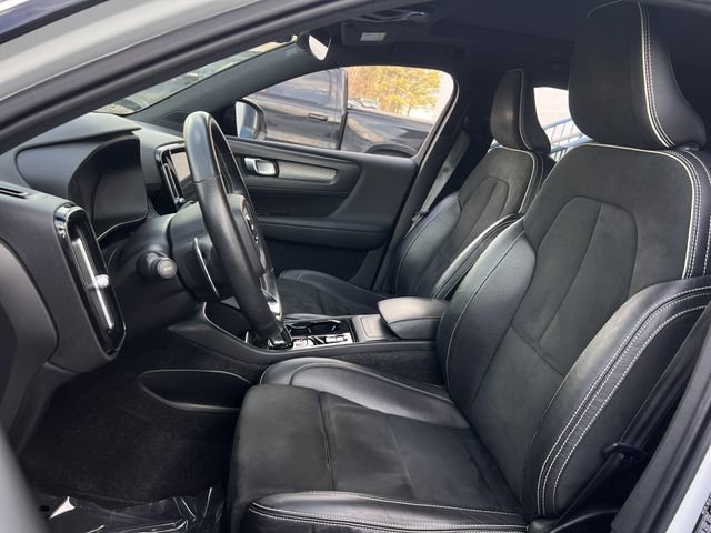 Used 2019 Volvo XC40 T4 R-Design image 13
