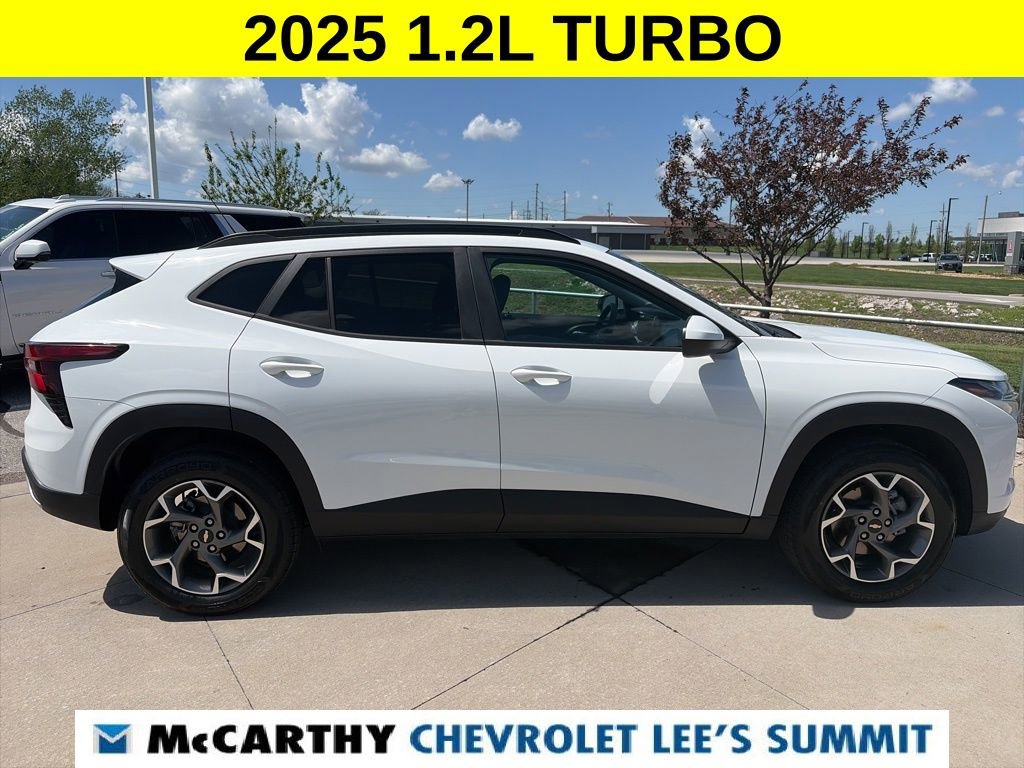 Used 2025 Chevrolet Trax LT FWD image 16