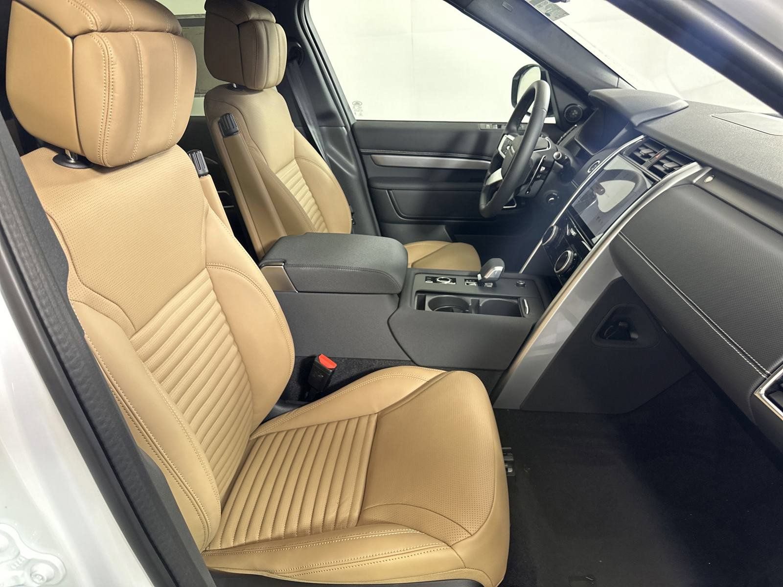 Used 2025 Land Rover Discovery Dynamic SE AWD/4WD image 19