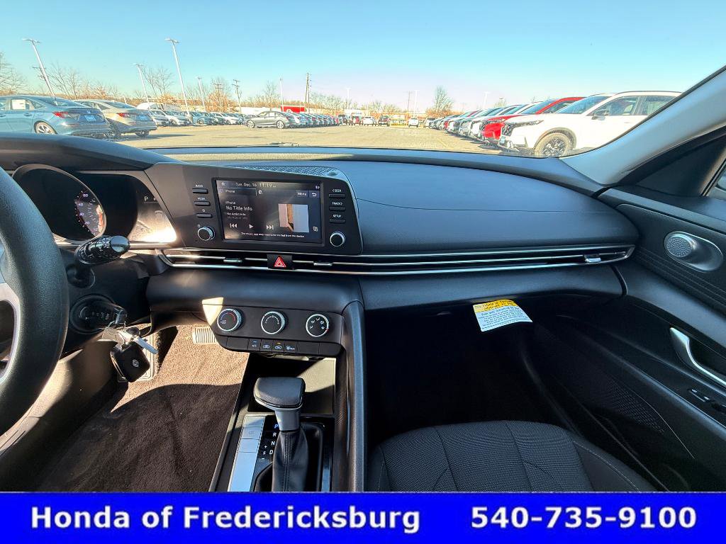 Used 2023 Hyundai Elantra SE w/ Preferred Accessory Package image 16