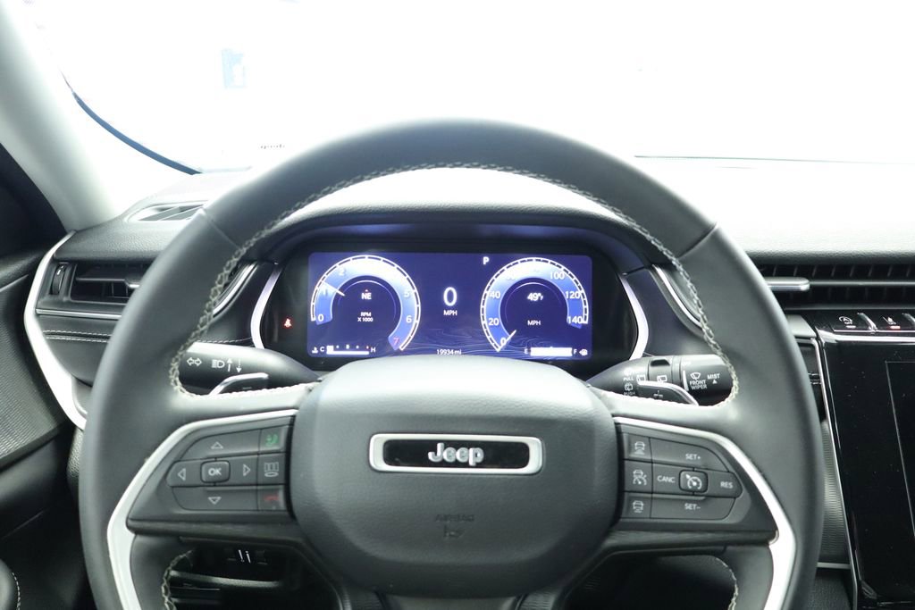 Used 2023 Jeep Grand Cherokee Laredo AWD/4WD image 35