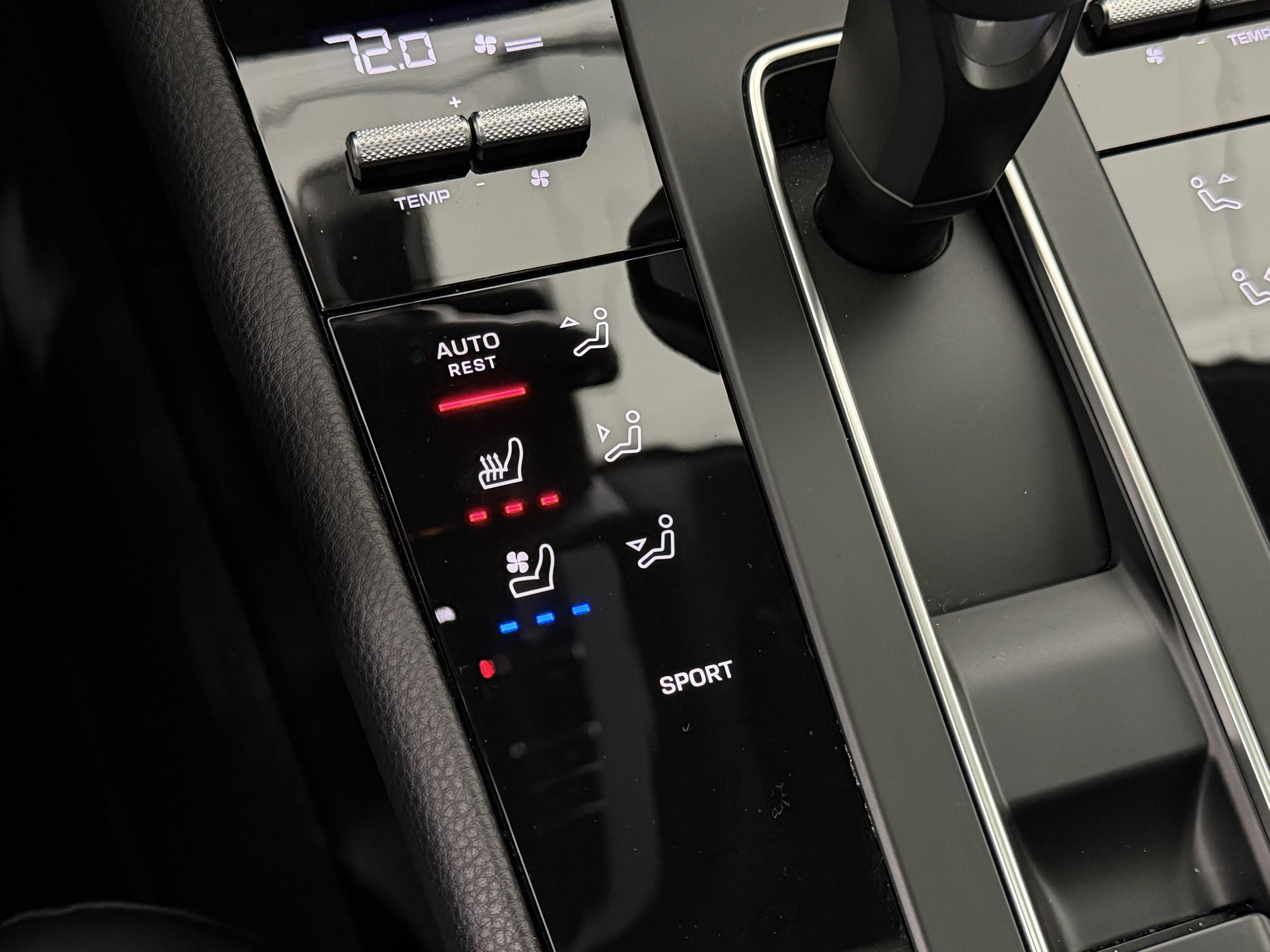 Certified 2025 Porsche Macan AWD/4WD image 36