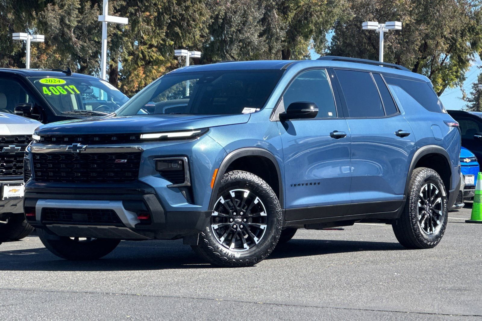 Used 2025 Chevrolet Traverse Z71 image 9