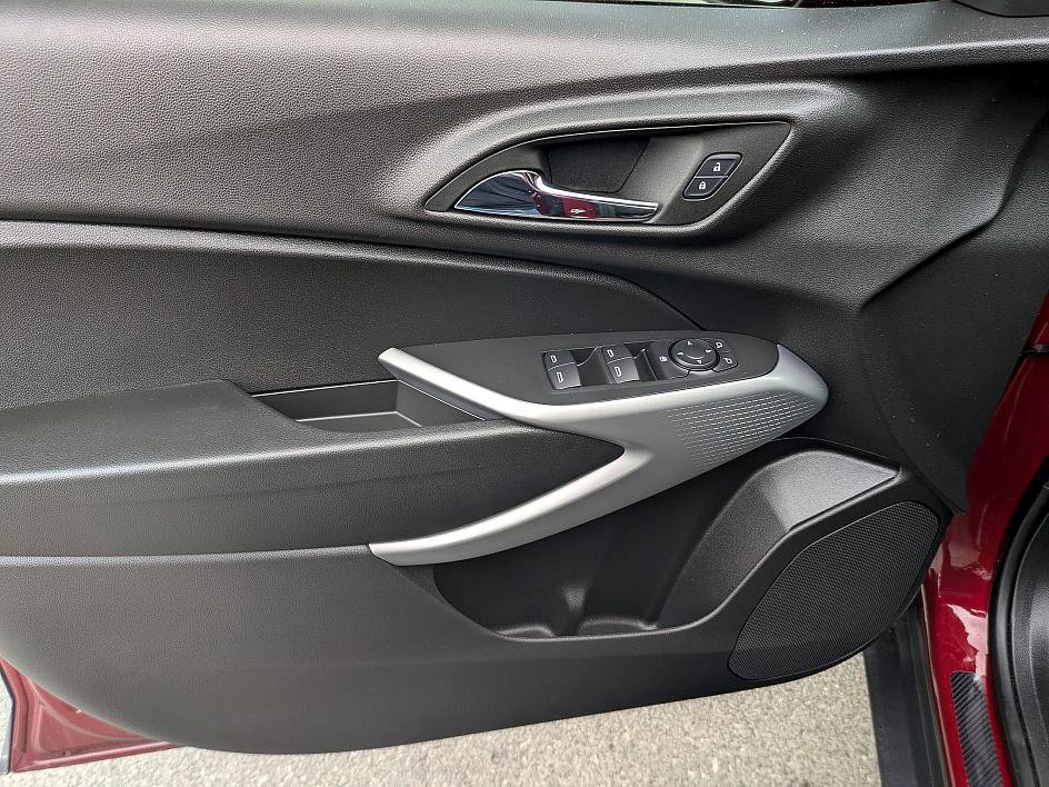 Certified 2025 Chevrolet Trax RS w/ Sunroof Package image 14