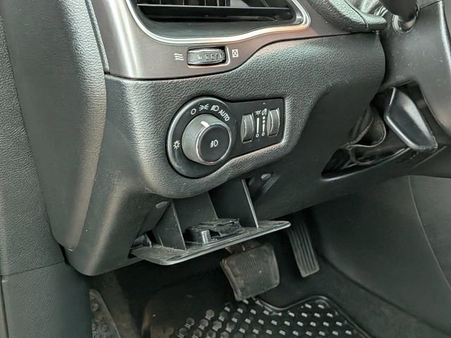 Used 2019 Jeep Cherokee Latitude Plus w/ Cold Weather Group AWD/4WD image 14