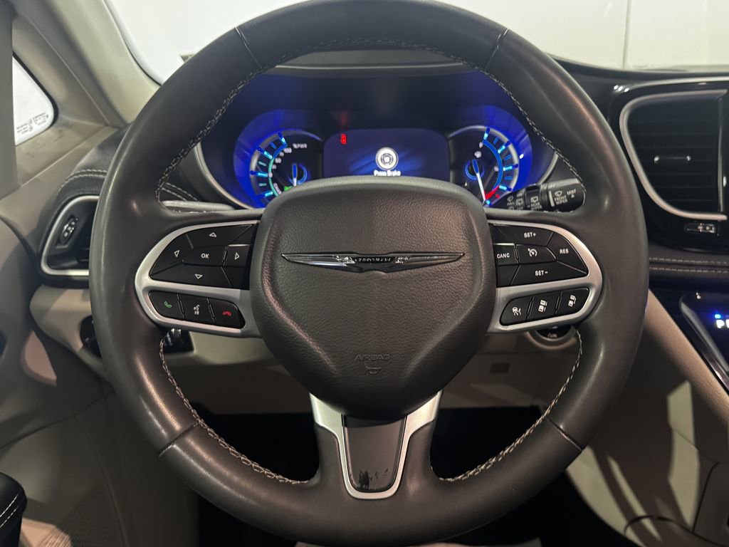 Used 2023 Chrysler Pacifica Touring-L image 4