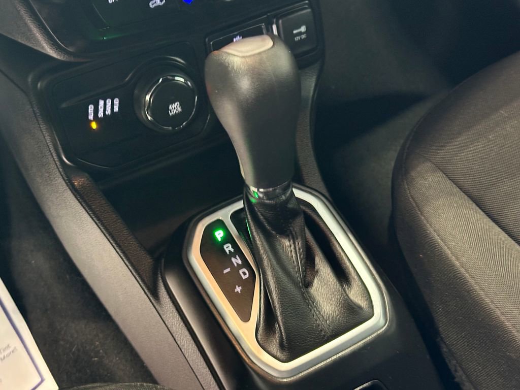 Used 2018 Jeep Renegade Latitude w/ UConnect 8.4 Nav Group AWD/4WD image 25