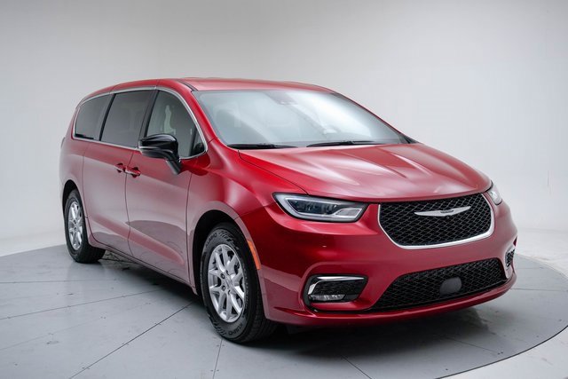 Used 2025 Chrysler Pacifica Select image 10