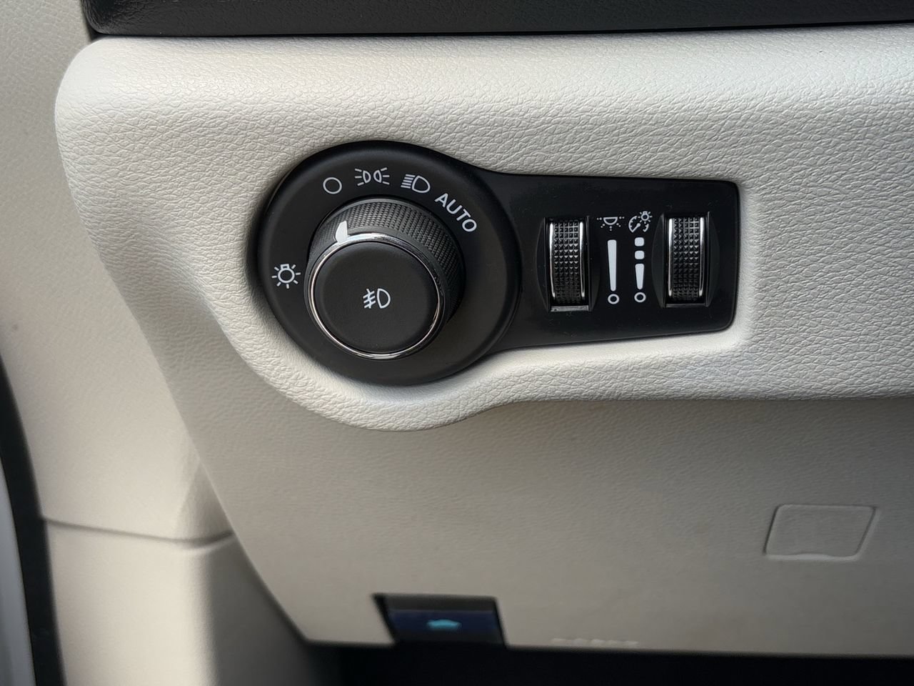 Used 2024 Chrysler Pacifica Touring-L FWD image 24