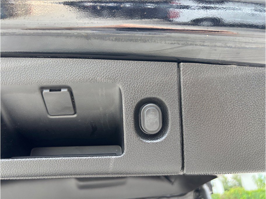 Used 2019 Cadillac Escalade Luxury w/ Escalade Sport Edition AWD/4WD image 50