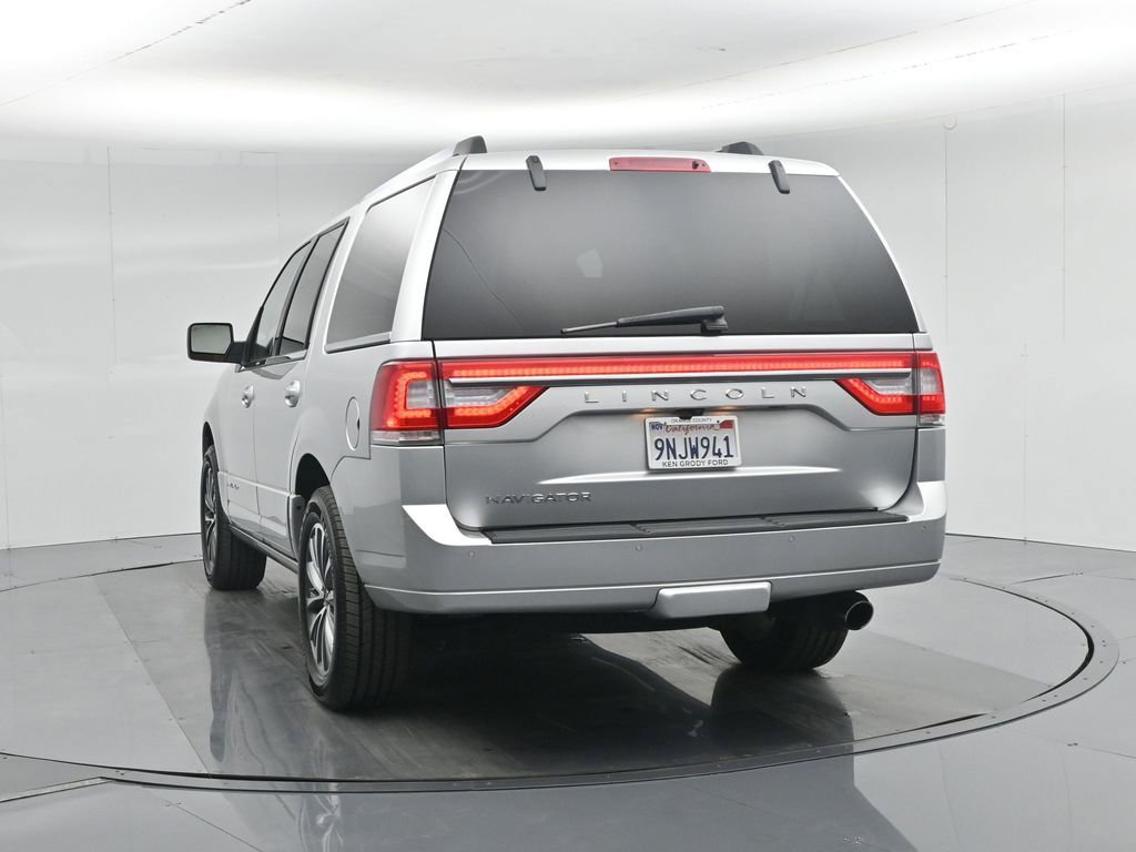 Used 2017 Lincoln Navigator Select image 12