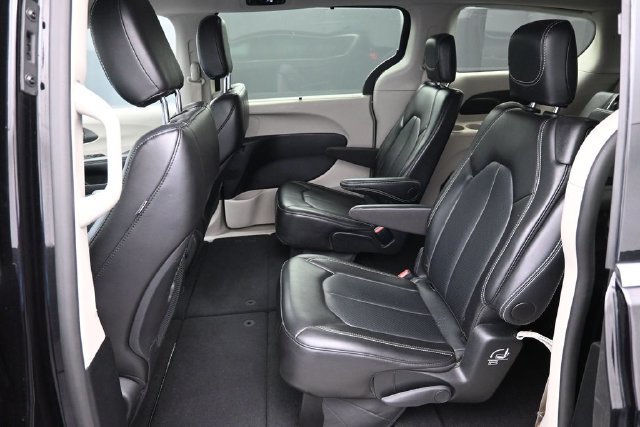 Used 2024 Chrysler Pacifica Touring-L FWD image 7